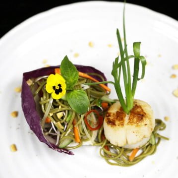 Scallop Alaska Panggang dengan Salad Mie Soba Citarasa Vietnam