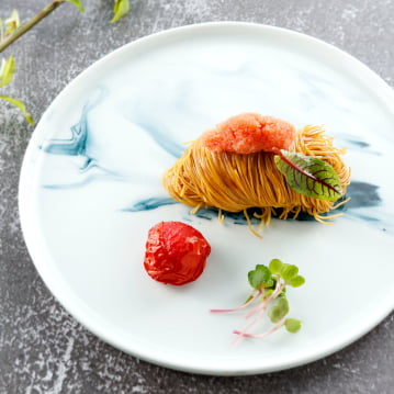 Mie Telur Ikan Pollock Alaska dengan Tomat Cherry Panggang