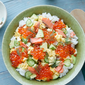 Chirashi Sushi Fusion dengan Ikan Salmon Alaska dan Telur Ikan Salmon Ikura