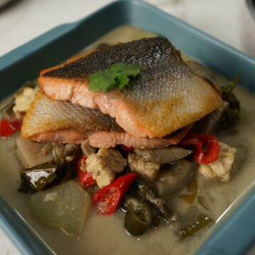 ปลาแซลมอนกับผัดผักในซอสมะพร้าว