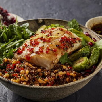 Bowl Ikan Cod Alaska dengan Quinoa, Lentil, Jeruk Bali Madu dan Paprika Merah