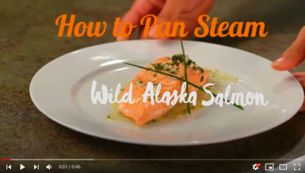 Bagaimana Cara Mengukus Salmon Liar Alaska