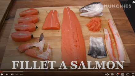 Bagaimana Cara Memotong Salmon Alaska Utuh Oleh Nelayan Alaska