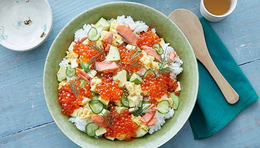 Chirashi Sushi Fusion dengan Ikan Salmon Alaska dan Telur Ikan Salmon Ikura