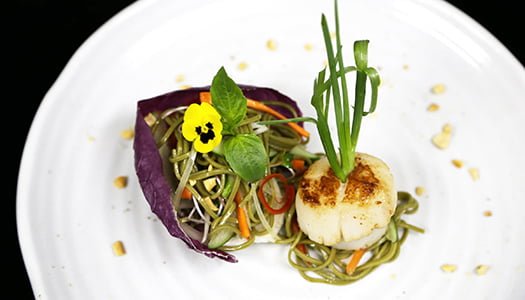 Scallop Alaska Panggang dengan Salad Mie Soba Citarasa Vietnam