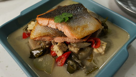Món Cá hồi áp chảo nấu cùng với rau hầm trong nước cốt dừa