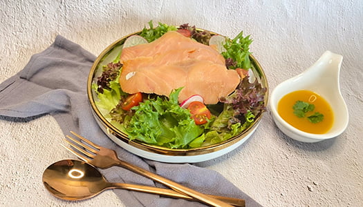 Salad Salmon Keta Asap dengan Saus Seafood Mangga